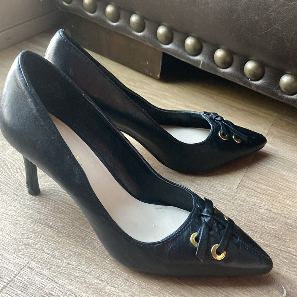 Nine West women’s  6 black leather high heels like new gold accent Like NEW